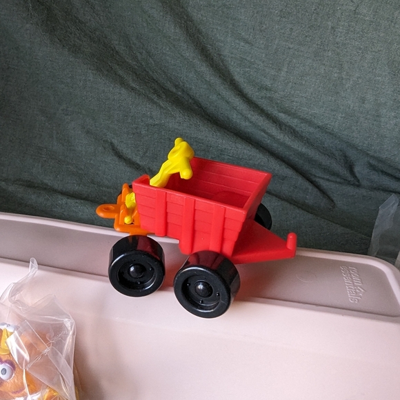 Muppet Babies Vintage Fozzie Bear 1990 McDonald's Toy Canada 90's Red Wagon Bag - Picture 7 of 12